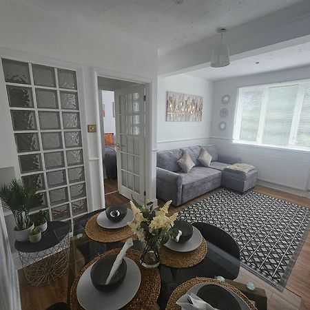 St Albans City Stays - Near Luton Airport - St Albans Abbey & City Train Station - Close To London- Harry Potter World - The Odyssey Cinema - Abbey Cathedral- Contractors I Business I Leisure- Sleeps Upto 6 People Extérieur photo