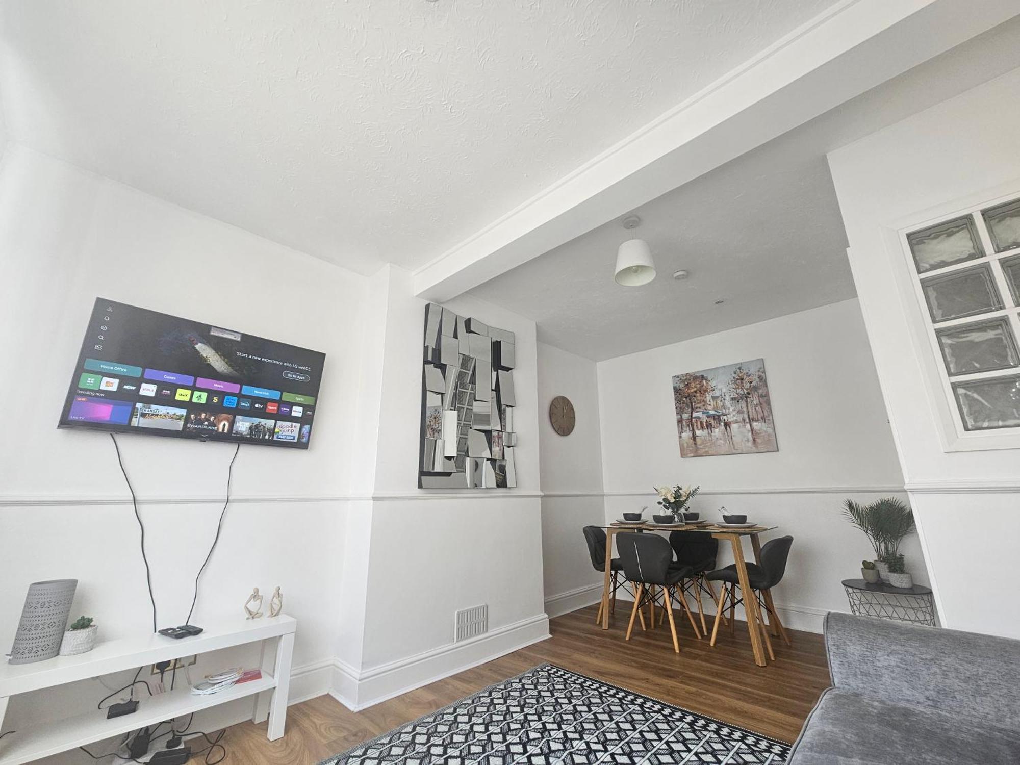 St Albans City Stays - Near Luton Airport - St Albans Abbey & City Train Station - Close To London- Harry Potter World - The Odyssey Cinema - Abbey Cathedral- Contractors I Business I Leisure- Sleeps Upto 6 People Extérieur photo